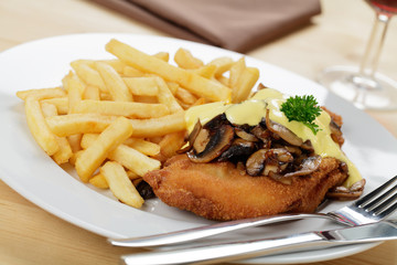 Hähnchenschnitzel mit Champignons, Sauce Hollandaise, Pommes frites