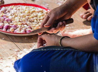 peel garlic by knife