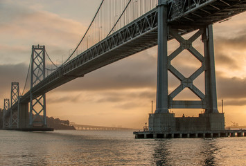 Fototapeta premium Oakland Bridge at dawn in San Francisco