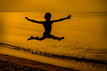 Fototapeta Młoda gimnastyczka przy zachodzie słońca obraz