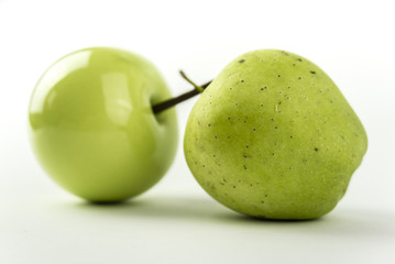 Natural and ceramic apples