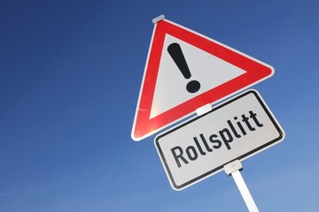 Deutsches Verkehrszeichen: Gefahrstelle, Rollsplitt