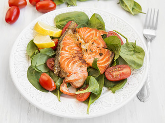 Grilled Salmon with Spinach and Tomatoes Salad