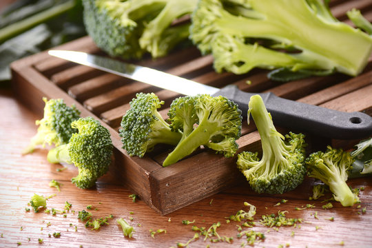 broccoli crudi sul tagliere