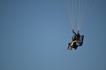 Naklejka na ściany i meble Couple paragliding