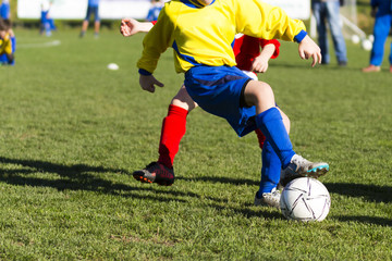 Bambini che giocano a calcio                  