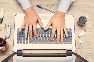 mani di uomo al alvoro sulla tastiera di un notebook informatico 