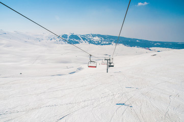 Obraz premium Ski lifts durings bright winter day
