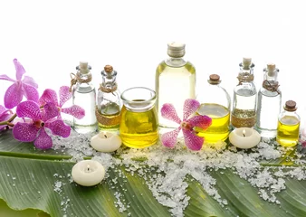 Foto op Plexiglas health spa with bottle oil, candle, orchid and banana leaf © Mee Ting