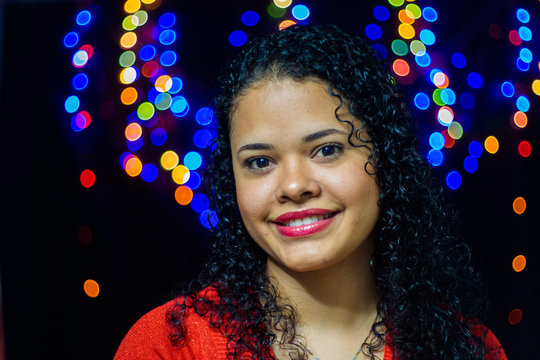 Época de Navidad, luces navideñas,Mujer latina