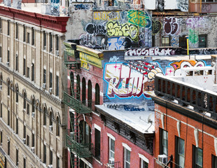 Buildings along a New York City block in Manhattan - obrazy, fototapety, plakaty