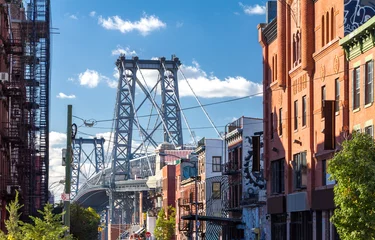 Selbstklebende Fototapete New York Williamsburg Bridge Street Scene in Brooklyn, New York City