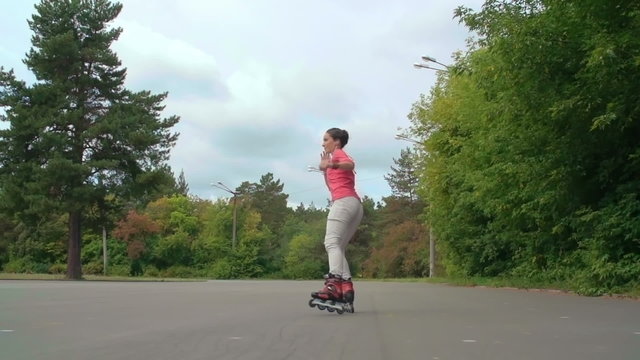 Young woman practicing inline skating and performing a lunge in super slow motion 