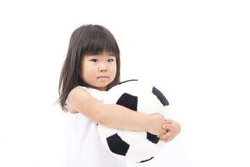 サッカーボールのクッションを抱く女の子