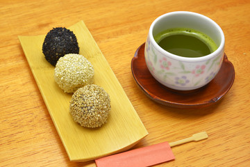 和菓子　ごま団子/　ごまの食感と香りが良い、美味しいごま団子