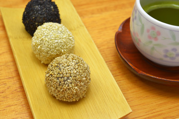 和菓子　ごま団子/　ごまの食感と香りが良い、美味しいごま団子