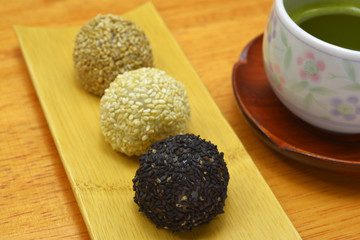 和菓子　ごま団子/　ごまの食感と香りが良い、美味しいごま団子