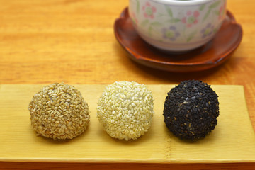 和菓子　ごま団子/　ごまの食感と香りが良い、美味しいごま団子