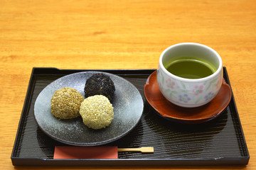 和菓子　ごま団子/　ごまの食感と香りが良い、美味しいごま団子