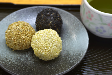 和菓子　ごま団子/　ごまの食感と香りが良い、美味しいごま団子