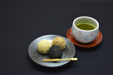 和菓子　ごま団子/　ごまの食感と香りが良い、美味しいごま団子