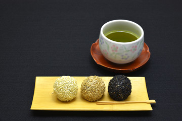 和菓子　ごま団子/　ごまの食感と香りが良い、美味しいごま団子