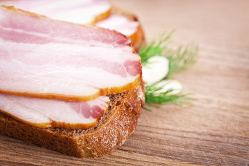 Sandwich with raw bacon