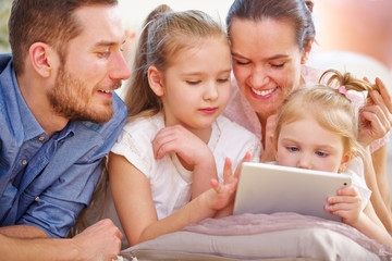 Familie und Kinder spielen mit Tablet PC