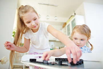 Zwei Kinder spielen mit Dominosteinen