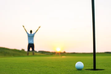 Papier Peint photo Lavable Golf Happy golf player on a golf court at sunset