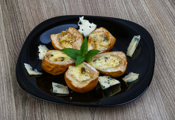 Baked pear with blue cheese