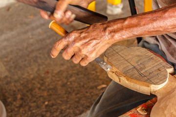Obraz premium hands of the craftsman carve