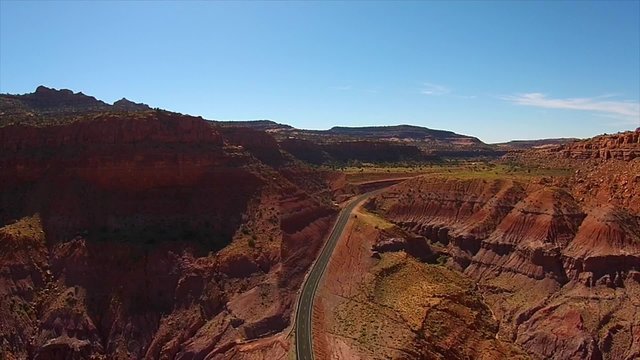  CLAY HILLS Utah road 276 in a multicolored sandstone desert. Southern Utah, USA