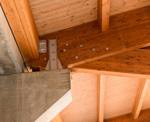 Particolare di tetto in legno  antisismico di edificio industriale