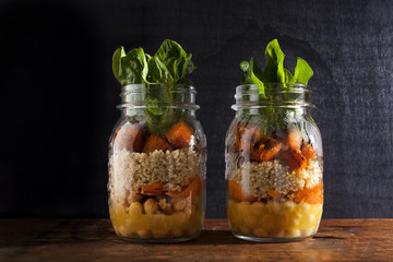 Mason jars with hot Salad: Chickpeas, arrots, quinoa, roasted Pu