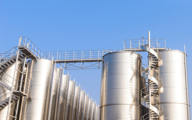 Silos in acciaio con scale a chiocciola