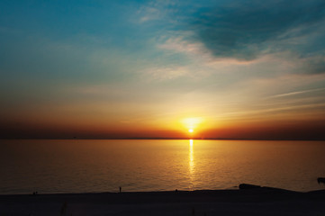 Fototapeta na wymiar Закат солнца на Черном море. Россия, курорт Сочи