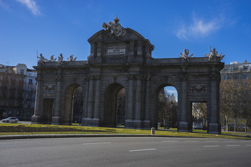 Obraz premium mythical alcala door in the capital of Spain, Madrid