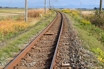 羽越本線の線路（単線）／山形県の庄内地方で羽越本線の線路（単線）を撮影した、ローカルイメージの写真です。