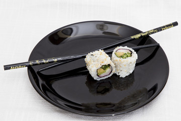 Plato de sushi con palillos chinos. Comida Japonesa.