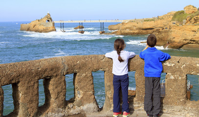 enfants et rocher de la vierge à Biarritz