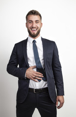 Lachender Geschäftsmann nach guten Essen 