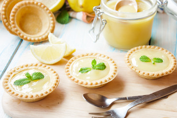 tartlets with lemon curd
