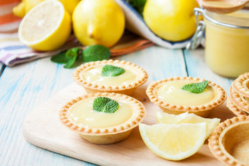 tartlets with lemon curd