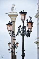 Fototapeta na wymiar Detail of Venice Lampposts with pigeons