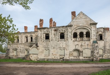 Obraz premium The ruins of the white stone house of Feodorovsky settlement. Tsarskoye Selo (Pushkin), St. Petersburg,