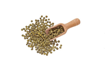 grüner Pfeffer auf weissen Hintergrund mit Holzlöffel