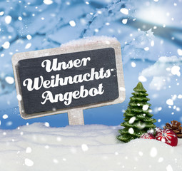 Schnee mit Tafel, Kreidetafel mit winterlichem Hintergrund und Weihnachtsdeko