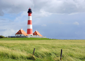 Fototapeta na wymiar Leuchtturm am Meer - Westerhever Wahrzeichen an der Nordsee