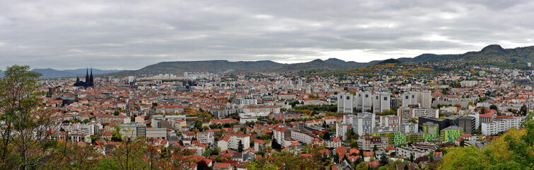 Fototapeta na wymiar Panorama de Clermont-Ferrand en automne